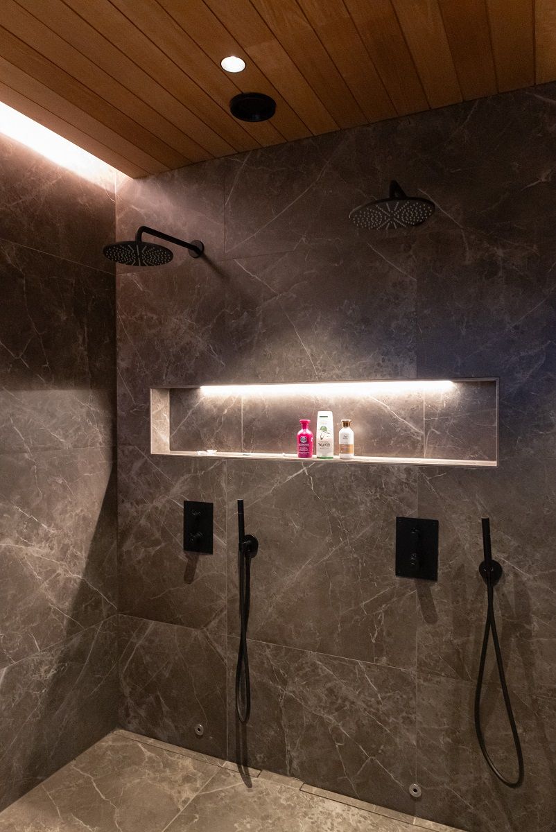 L'illuminazione della stanza della doccia è composta da una striscia LED per il bordo del soffitto, una striscia LED per il tubo dello shampoo e faretti da incasso a soffitto.